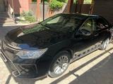 Toyota Camry 2015 года за 11 000 000 тг. в Актобе – фото 2