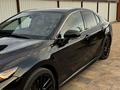 Toyota Camry 2021 года за 14 500 000 тг. в Актобе – фото 2