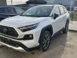 Toyota RAV4 2023 года за 16 500 000 тг. в Астана – фото 2