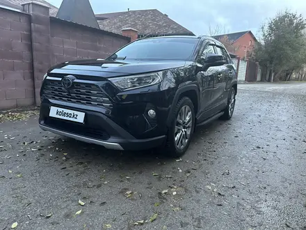 Toyota RAV4 2021 года за 15 500 000 тг. в Актобе