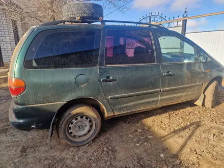 Volkswagen Sharan 1998 года за 1 400 000 тг. в Актобе