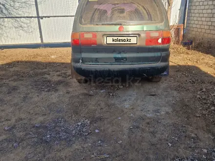 Volkswagen Sharan 1998 года за 1 400 000 тг. в Актобе – фото 3