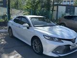 Toyota Camry 2018 года за 11 500 000 тг. в Алматы – фото 2