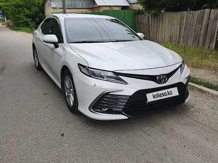 Toyota Camry 2021 года за 14 000 000 тг. в Тараз – фото 2