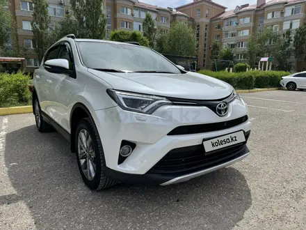 Toyota RAV4 2019 года за 11 400 000 тг. в Актобе – фото 2