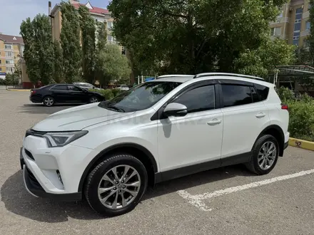 Toyota RAV4 2019 года за 11 400 000 тг. в Актобе
