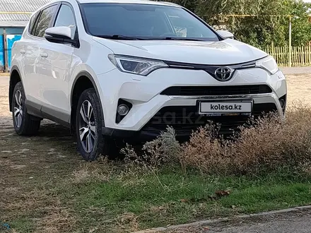 Toyota RAV4 2016 года за 9 760 000 тг. в Уральск – фото 2