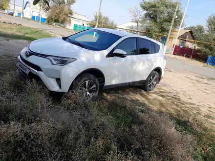 Toyota RAV4 2016 года за 9 760 000 тг. в Уральск – фото 4