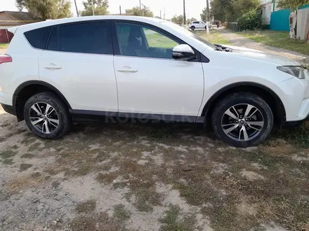 Toyota RAV4 2016 года за 9 760 000 тг. в Уральск – фото 5
