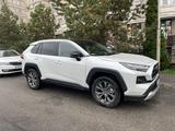 Toyota RAV4 2023 года за 16 500 000 тг. в Алматы – фото 2