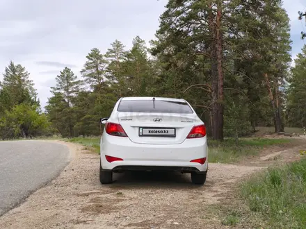 Hyundai Solaris 2014 года за 4 850 000 тг. в Семей – фото 4