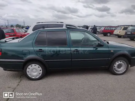 Volkswagen Vento 1996 года за 1 700 000 тг. в Тараз – фото 2