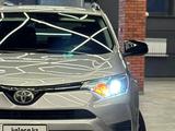 Toyota RAV4 2017 года за 7 800 000 тг. в Атырау – фото 3