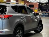 Toyota RAV4 2017 года за 7 800 000 тг. в Атырау – фото 2