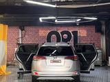 Toyota RAV4 2017 года за 7 800 000 тг. в Атырау
