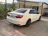 Toyota Camry 2017 года за 9 400 000 тг. в Кульсары – фото 2