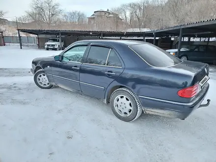 Mercedes-Benz E 200 1995 года за 2 750 000 тг. в Караганда – фото 3