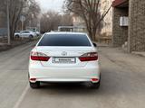 Toyota Camry 2015 года за 11 000 000 тг. в Актобе – фото 2