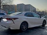 Toyota Camry 2021 года за 12 800 000 тг. в Усть-Каменогорск