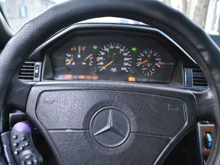 Mercedes-Benz E 220 1993 года за 2 200 000 тг. в Караганда – фото 15