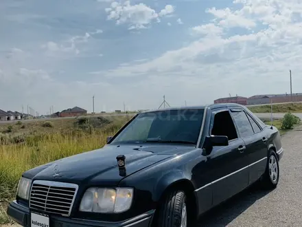 Mercedes-Benz E 220 1993 года за 2 200 000 тг. в Караганда