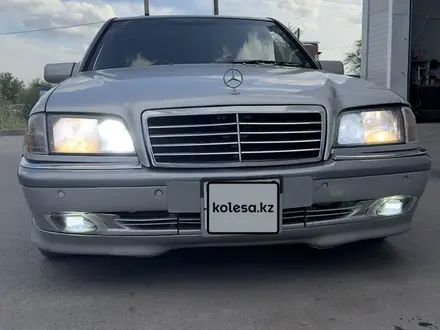 Mercedes-Benz C 200 1997 года за 2 600 000 тг. в Астана – фото 2