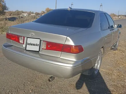 Toyota Camry 2000 года за 3 250 000 тг. в Зайсан – фото 3