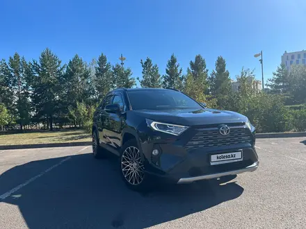 Toyota RAV4 2021 года за 24 700 000 тг. в Астана