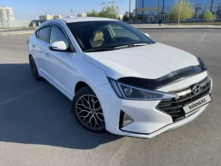 Hyundai Elantra 2019 года за 8 000 000 тг. в Астана