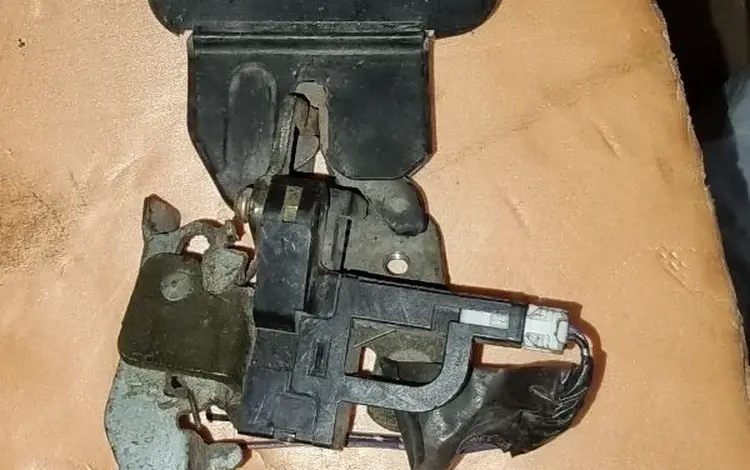 Ниссан цефиро замок багажника за 10 000 тг. в Алматы