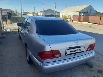 Mercedes-Benz E 320 1998 года за 3 000 000 тг. в Атырау – фото 3