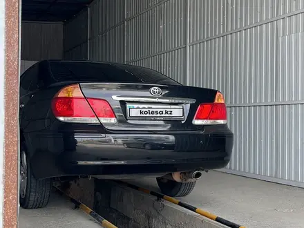 Toyota Camry 2004 года за 3 600 000 тг. в Атырау – фото 14