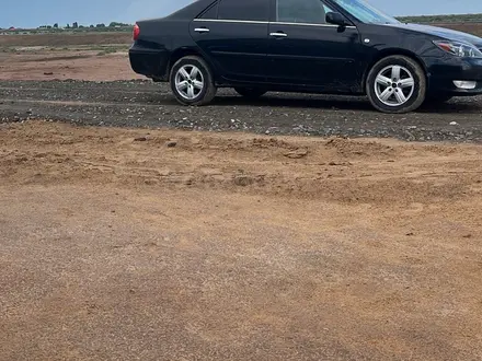 Toyota Camry 2004 года за 3 600 000 тг. в Атырау – фото 17
