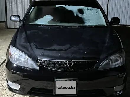 Toyota Camry 2004 года за 3 600 000 тг. в Атырау – фото 3