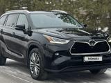 Toyota Highlander 2023 года за 32 000 000 тг. в Астана