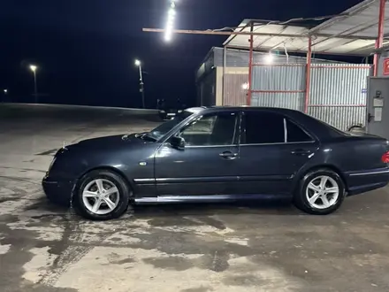 Mercedes-Benz E 230 1997 года за 1 700 000 тг. в Тараз – фото 2