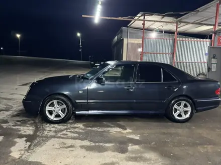 Mercedes-Benz E 230 1997 года за 1 700 000 тг. в Тараз – фото 3