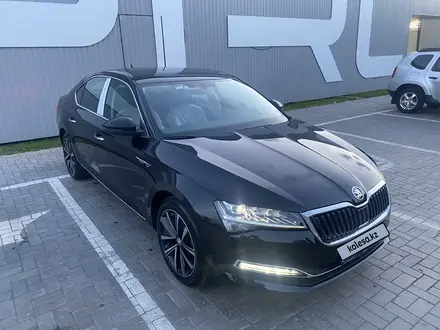 Skoda Superb 2023 года за 16 590 000 тг. в Караганда