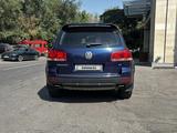 Volkswagen Touareg 2004 года за 4 500 000 тг. в Алматы – фото 2