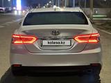 Toyota Camry 2019 года за 14 600 000 тг. в Атырау – фото 2