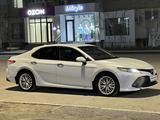 Toyota Camry 2019 года за 14 600 000 тг. в Атырау – фото 3