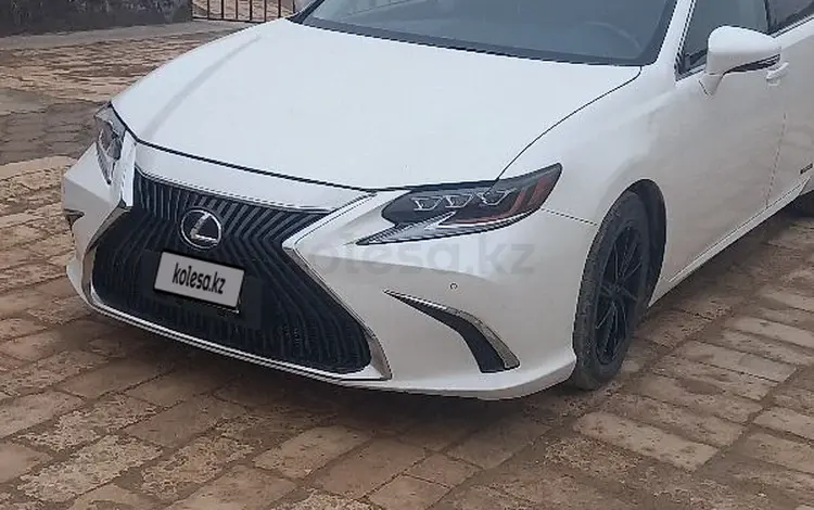 Lexus ES 300h 2015 года за 9 200 000 тг. в Актау