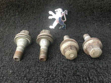 Гайка (болт) Пежо, Субару за 500 тг. в Алматы