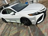 Toyota Camry 2021 года за 14 000 000 тг. в Астана – фото 3