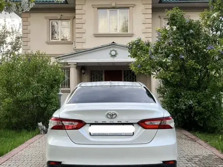 Toyota Camry 2018 года за 11 750 000 тг. в Алматы – фото 2