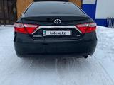 Toyota Camry 2017 года за 10 200 000 тг. в Чапаев – фото 2