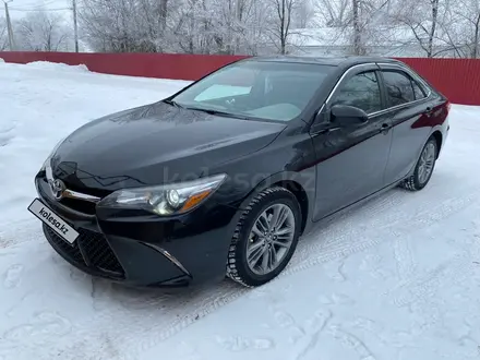 Toyota Camry 2017 года за 10 200 000 тг. в Чапаев – фото 4