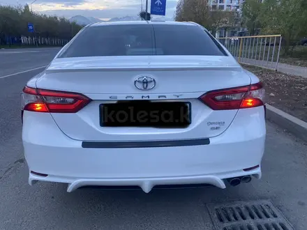 Toyota Camry 2018 года за 11 800 000 тг. в Алматы – фото 7