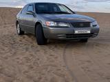 Toyota Camry 1999 года за 3 300 000 тг. в Аркалык – фото 2