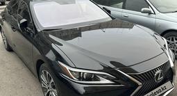 Lexus ES 250 2018 года за 20 000 000 тг. в Семей